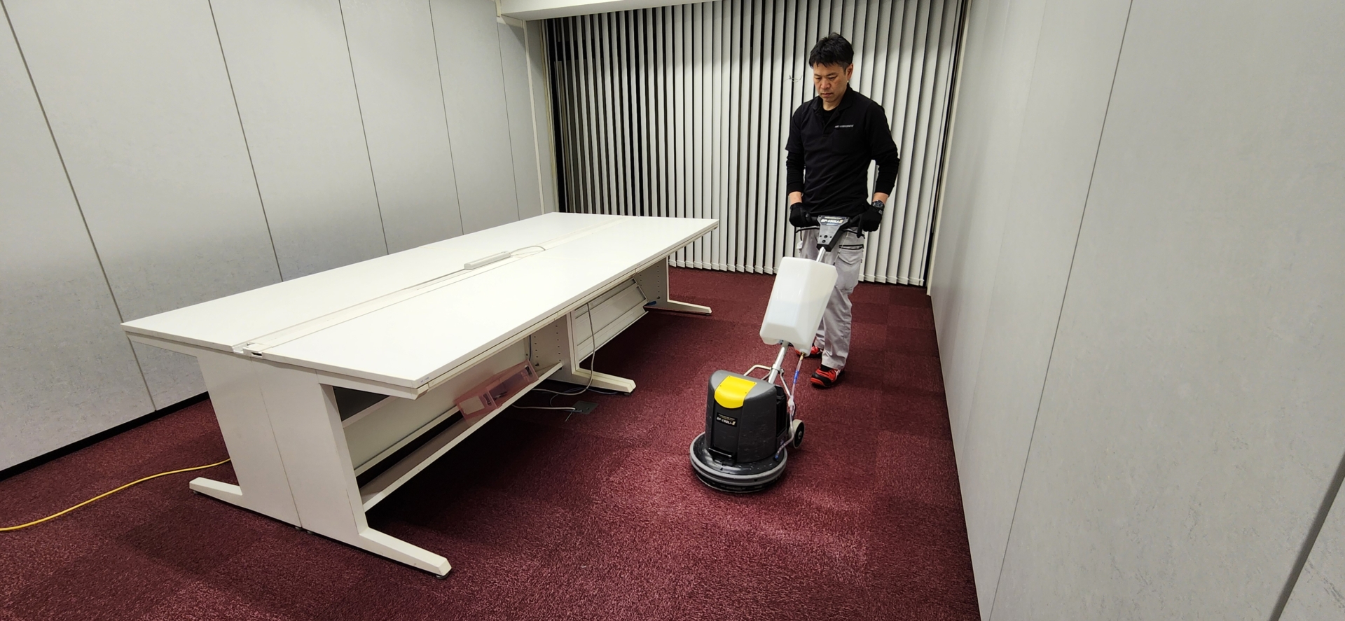 カーペット洗浄/床清掃：施工中 / ポリッシャー洗浄