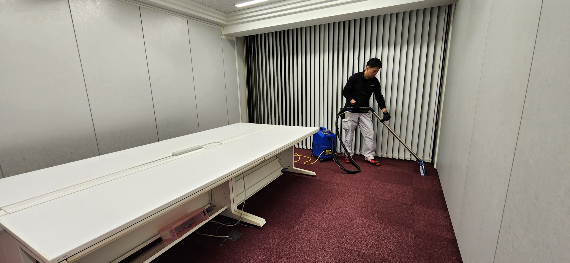 カーペット洗浄/床清掃：施工中 / リンサー吸引