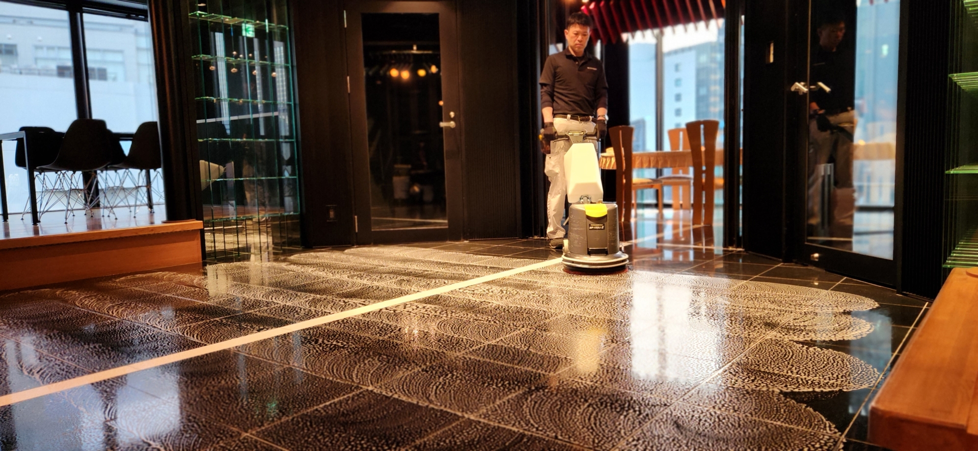 黒曜石洗浄/床清掃：02_施工中 / ポリッシャー洗浄