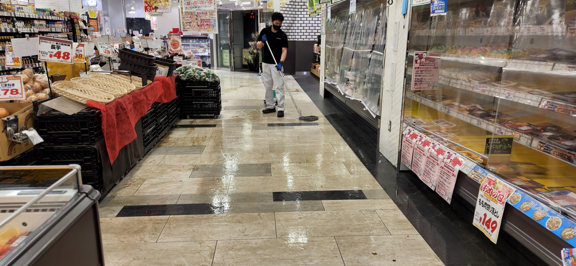 セラミックタイル（強洗浄）/床清掃：02_施工中 / 強アルカリ洗剤塗布