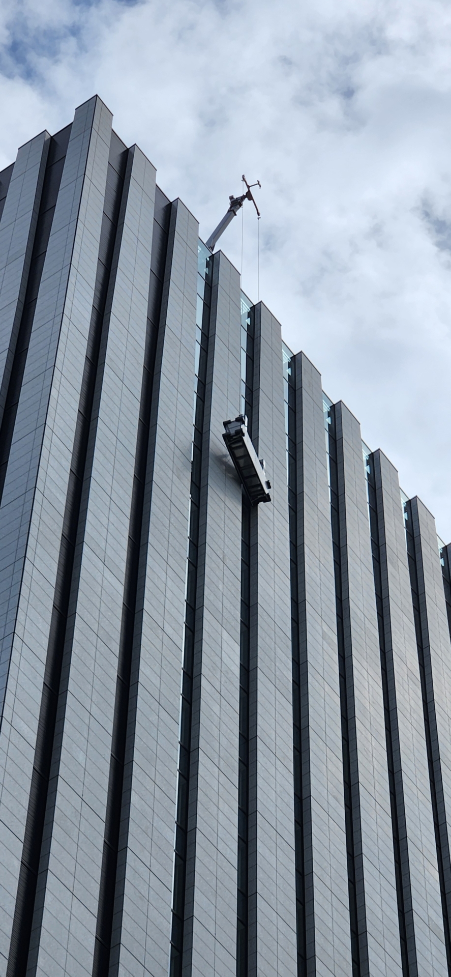 ゴンドラ/ガラス清掃：07_施工中