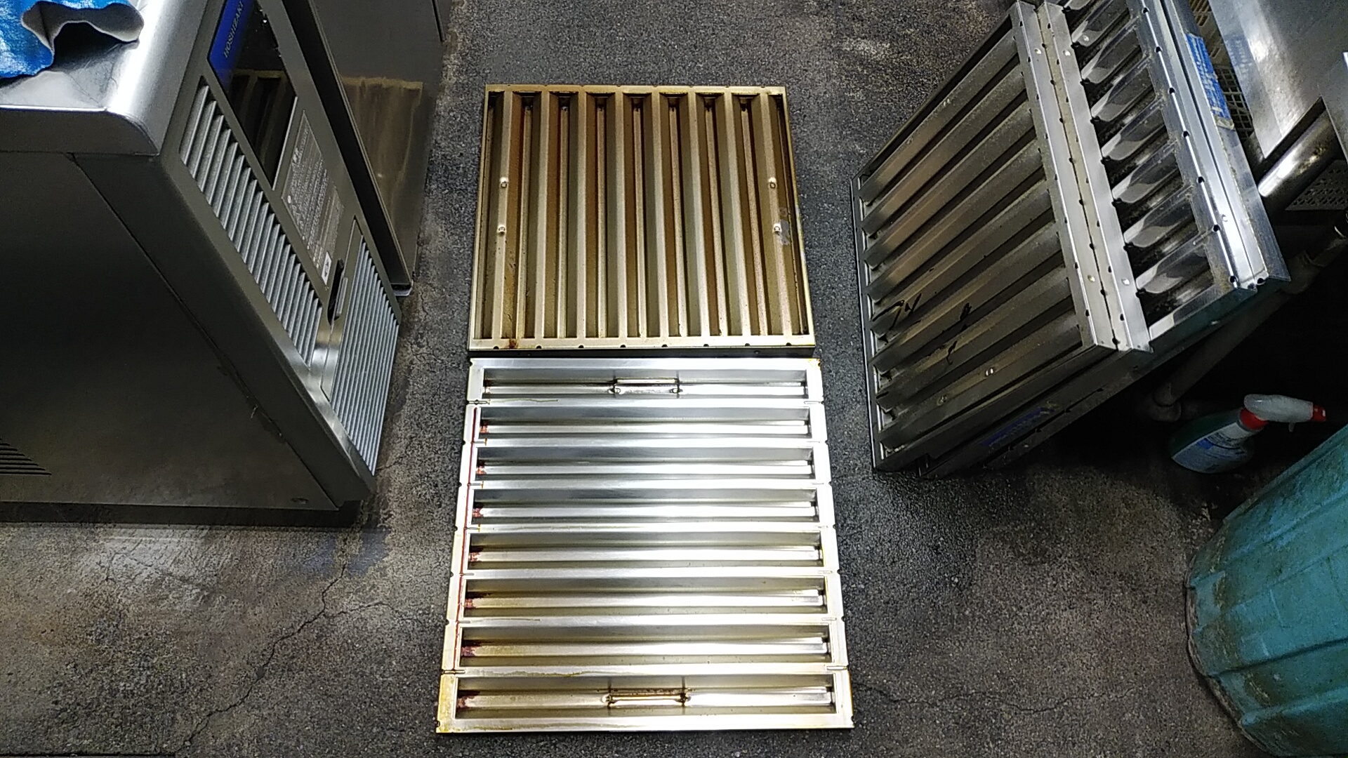 レンジフード・グリスフィルター洗浄/厨房清掃：施工前 / グリスフィルター