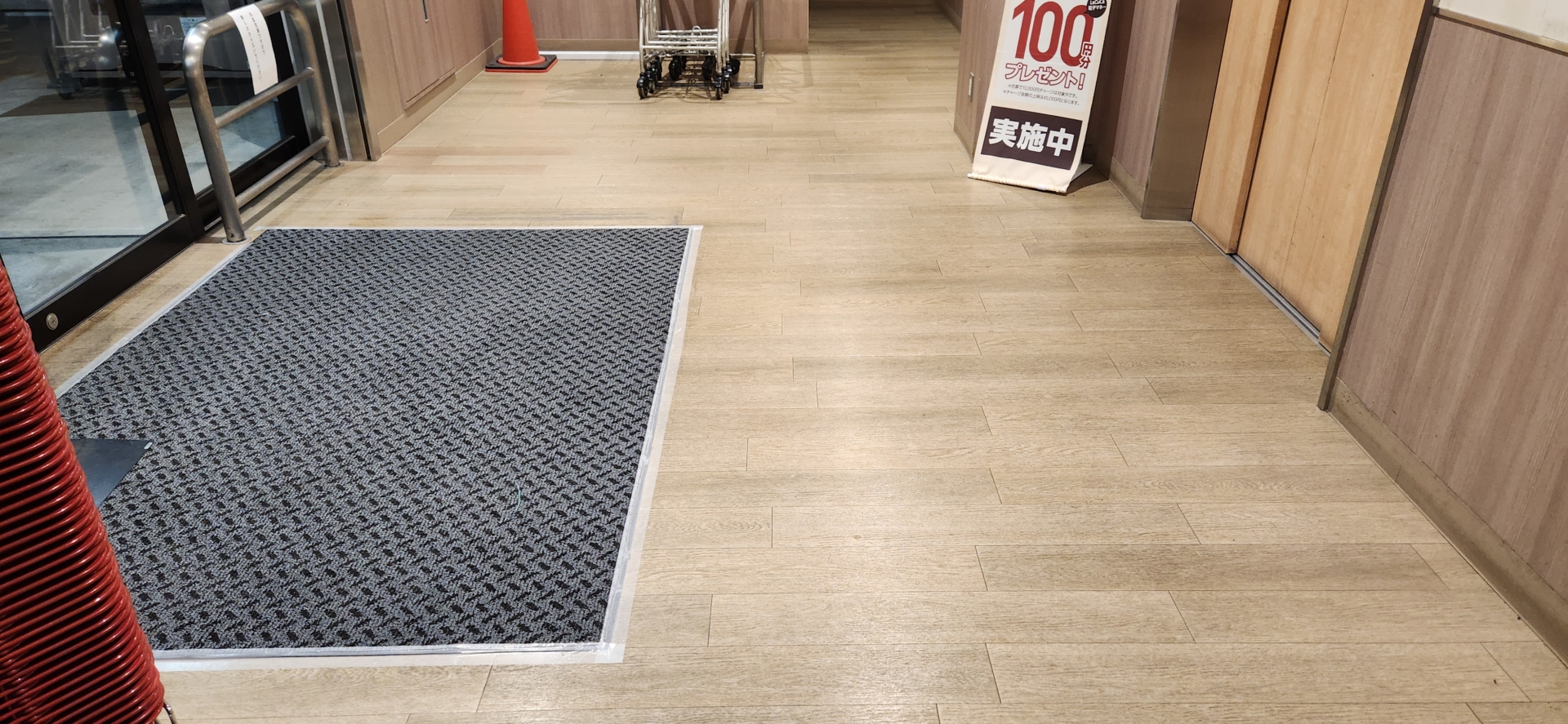 フロアタイル（木目調）強洗浄/床清掃：ｃ