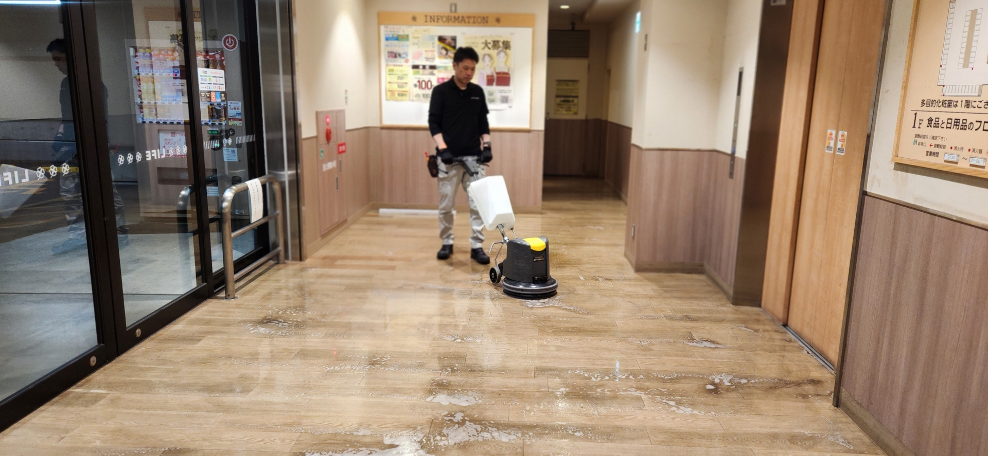 フロアタイル（木目調）強洗浄/床清掃：施工中