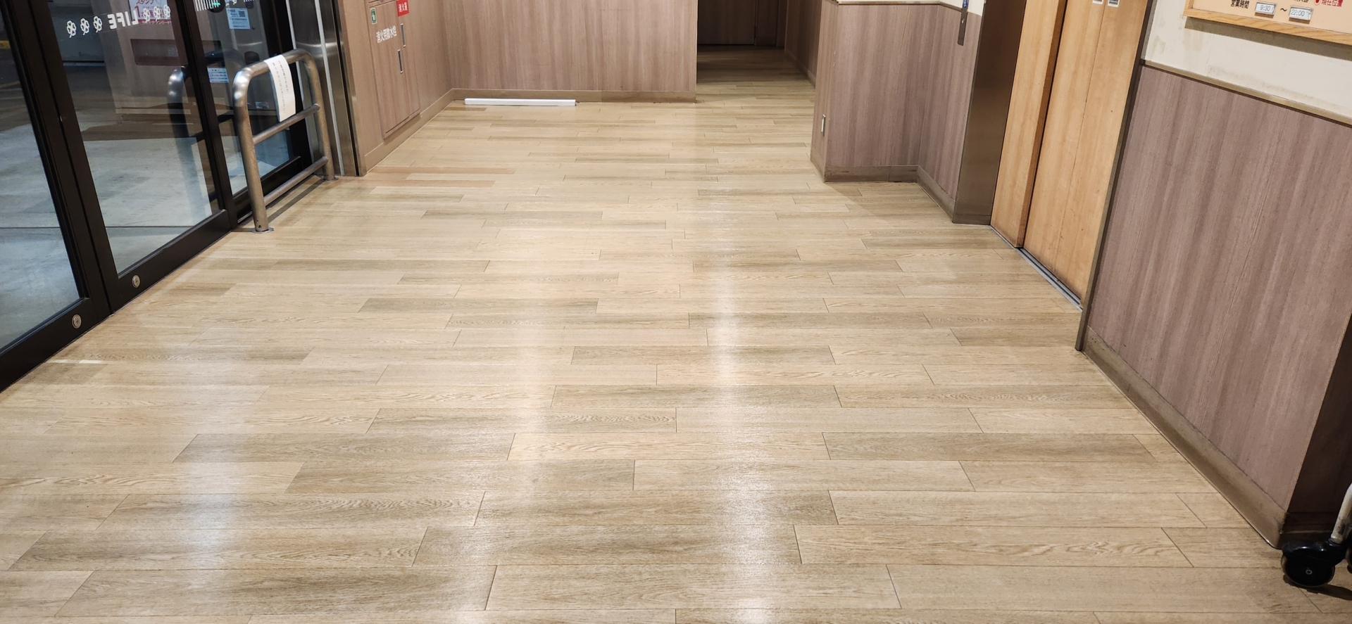 フロアタイル（木目調）強洗浄/床清掃：施工後