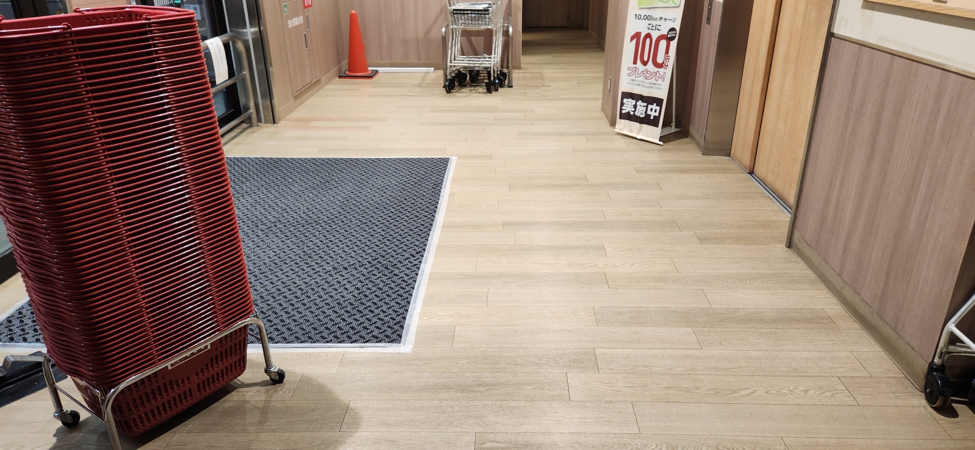 フロアタイル（木目調）強洗浄/床清掃：施工後