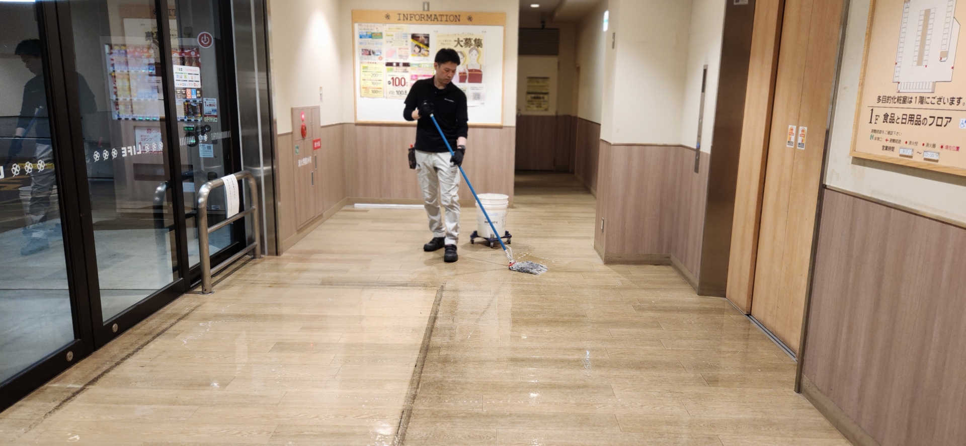 フロアタイル（木目調）強洗浄/床清掃：02_施工中 / 強アルカリ洗剤塗布