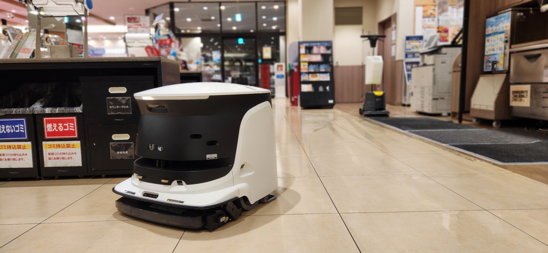 セラミックタイル(ロボット洗浄)/床清掃：➆_施工中