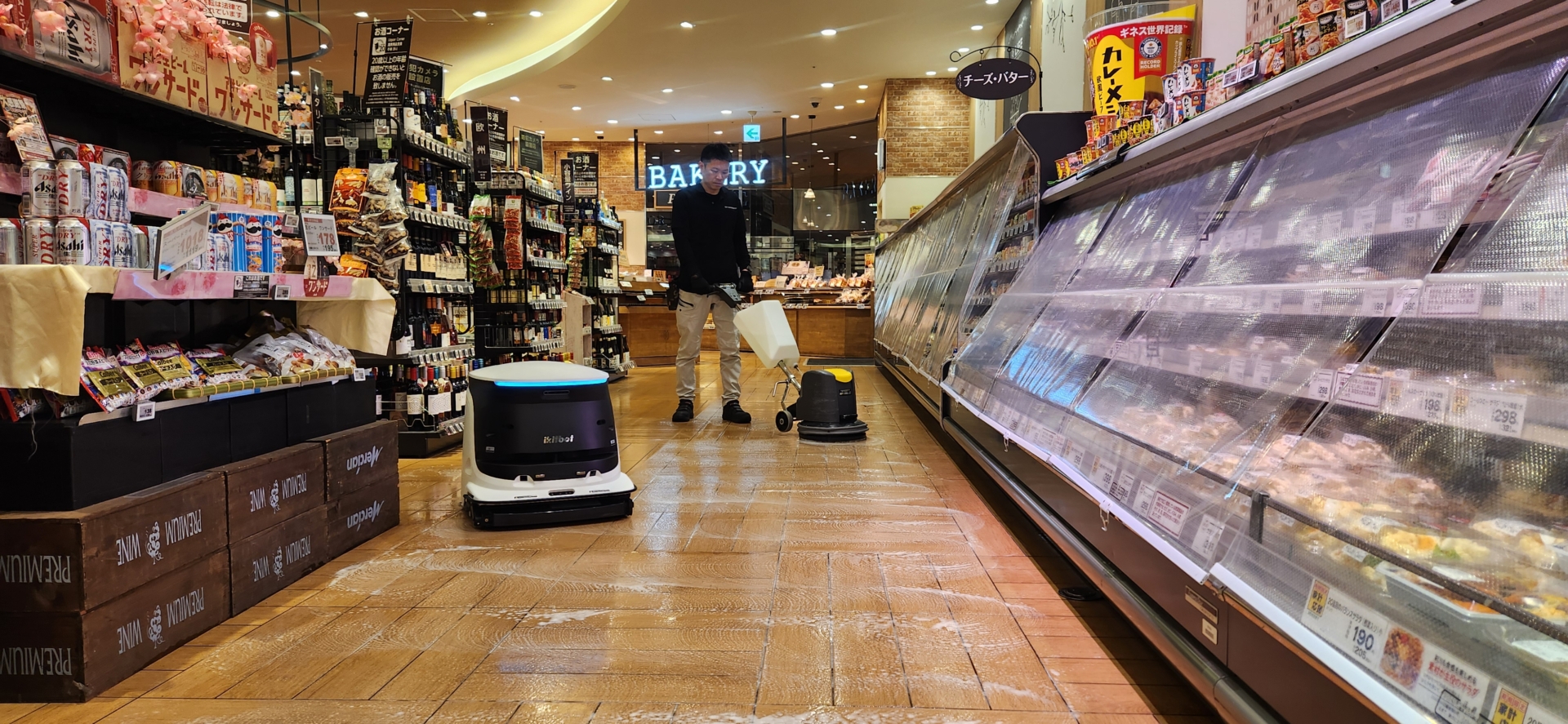 セラミックタイル(ロボット洗浄)/床清掃：②_施工中