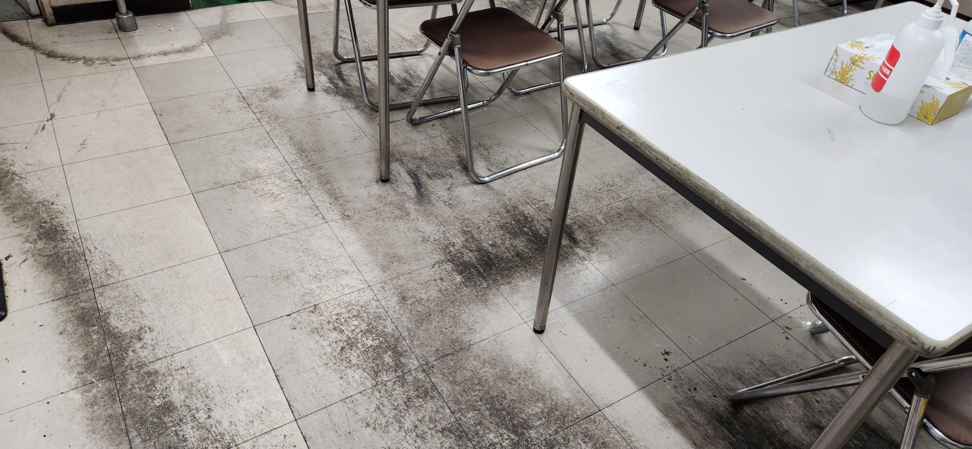 Pタイル油除去洗浄/床清掃：①施工前