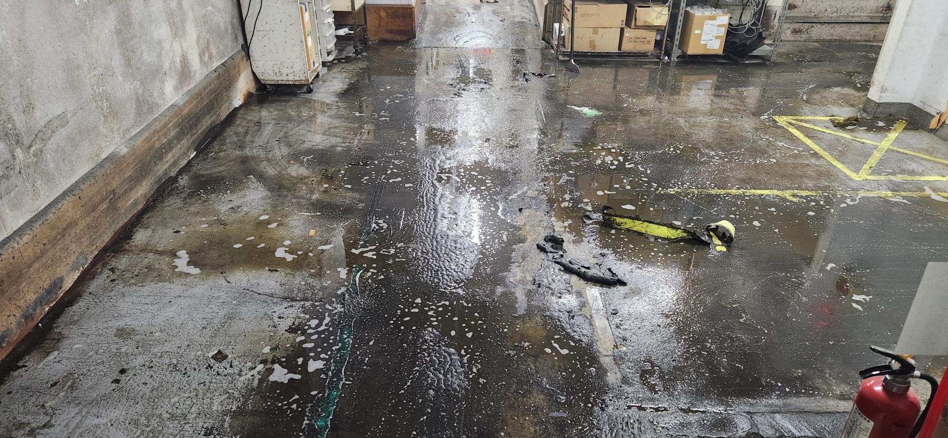 モルタル油除去洗浄/床清掃：②施工中