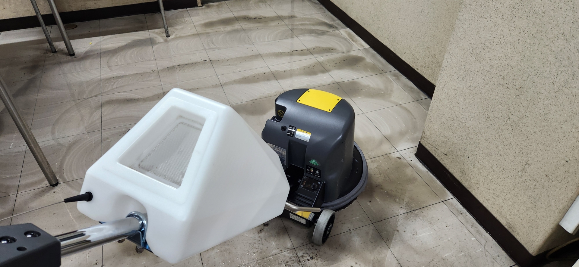 Pタイル油除去洗浄/床清掃：②施工中