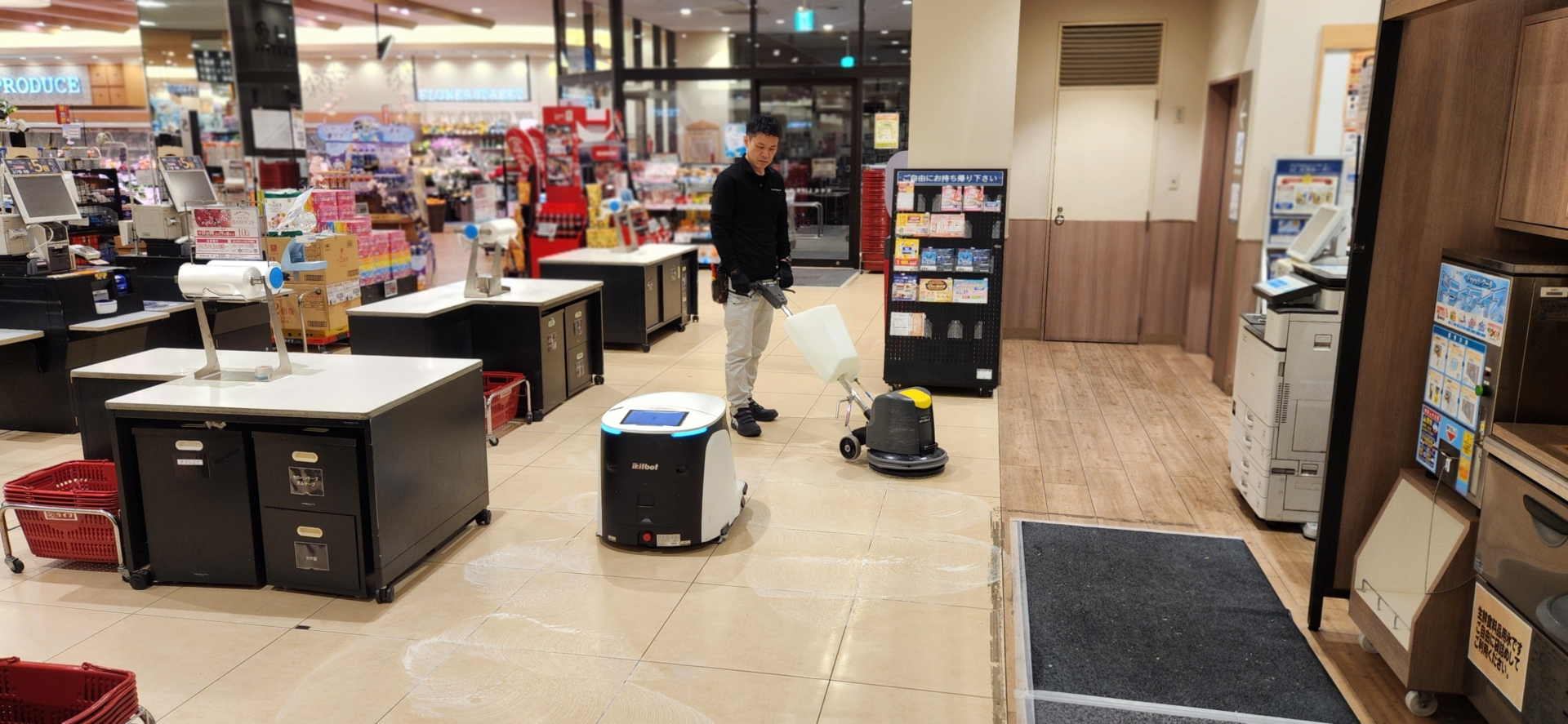 セラミックタイル(ロボット洗浄)/床清掃：⑥_施工中