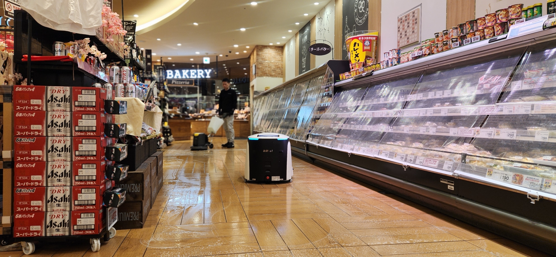 セラミックタイル(ロボット洗浄)/床清掃：③_施工中