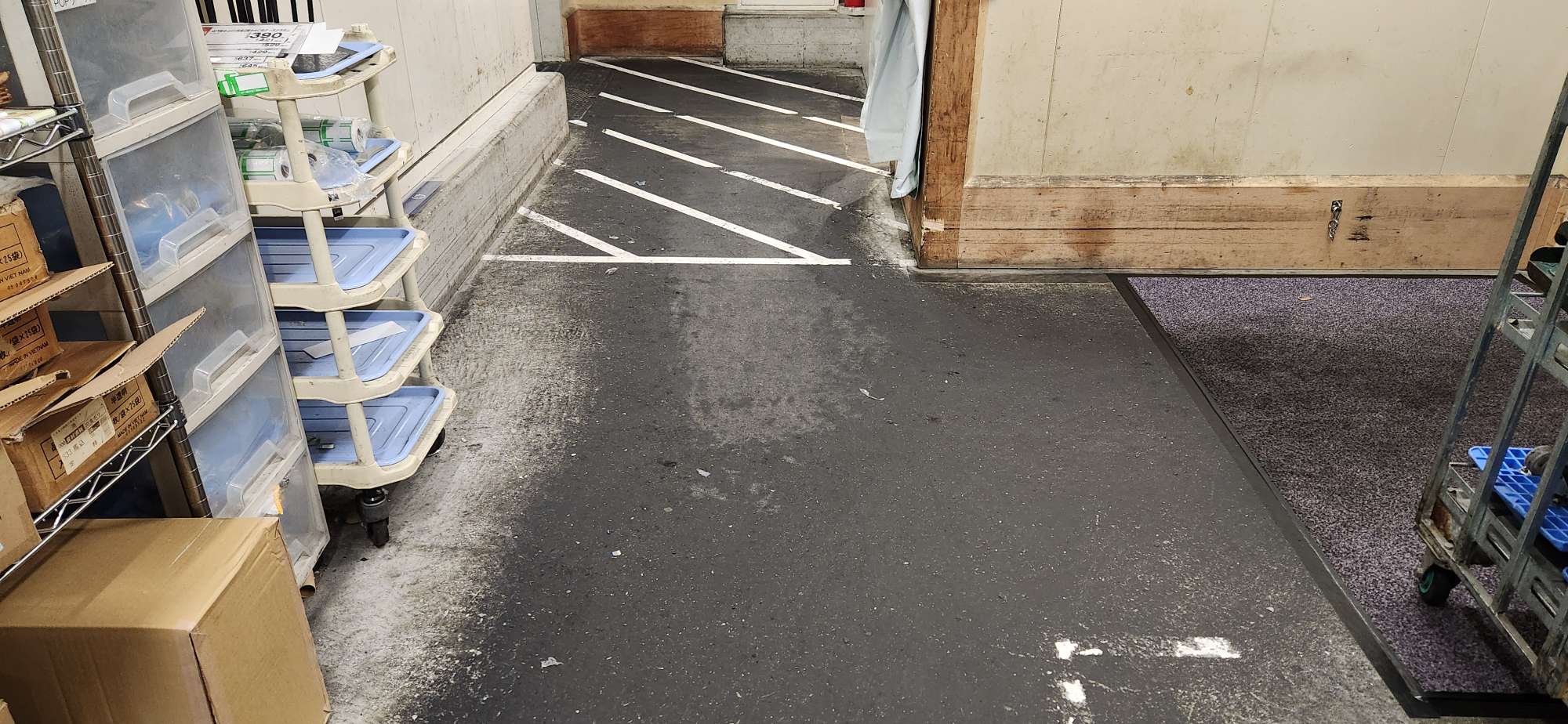 モルタル油除去洗浄/床清掃：01_施工前