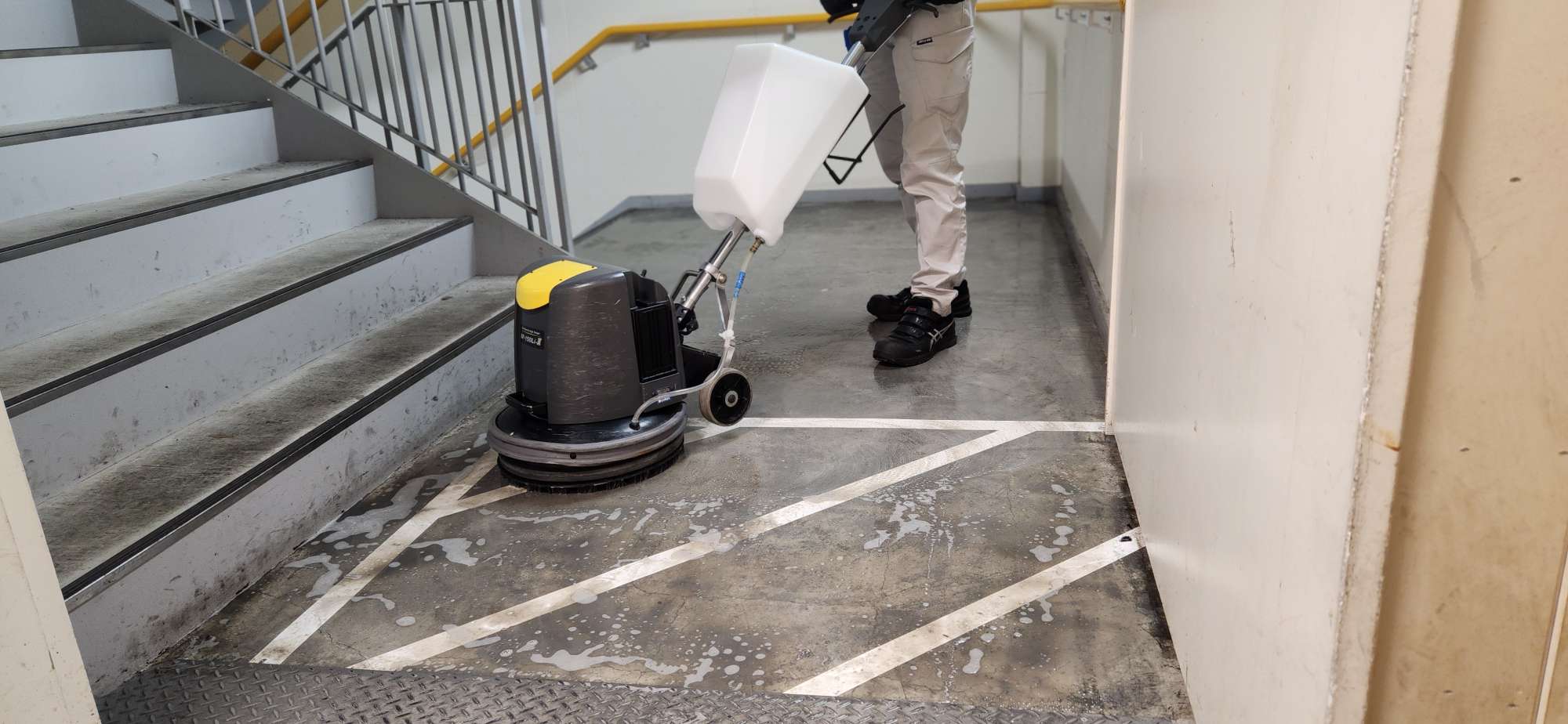 モルタル油除去洗浄/床清掃：05_施工中 / ポリッシャー洗浄