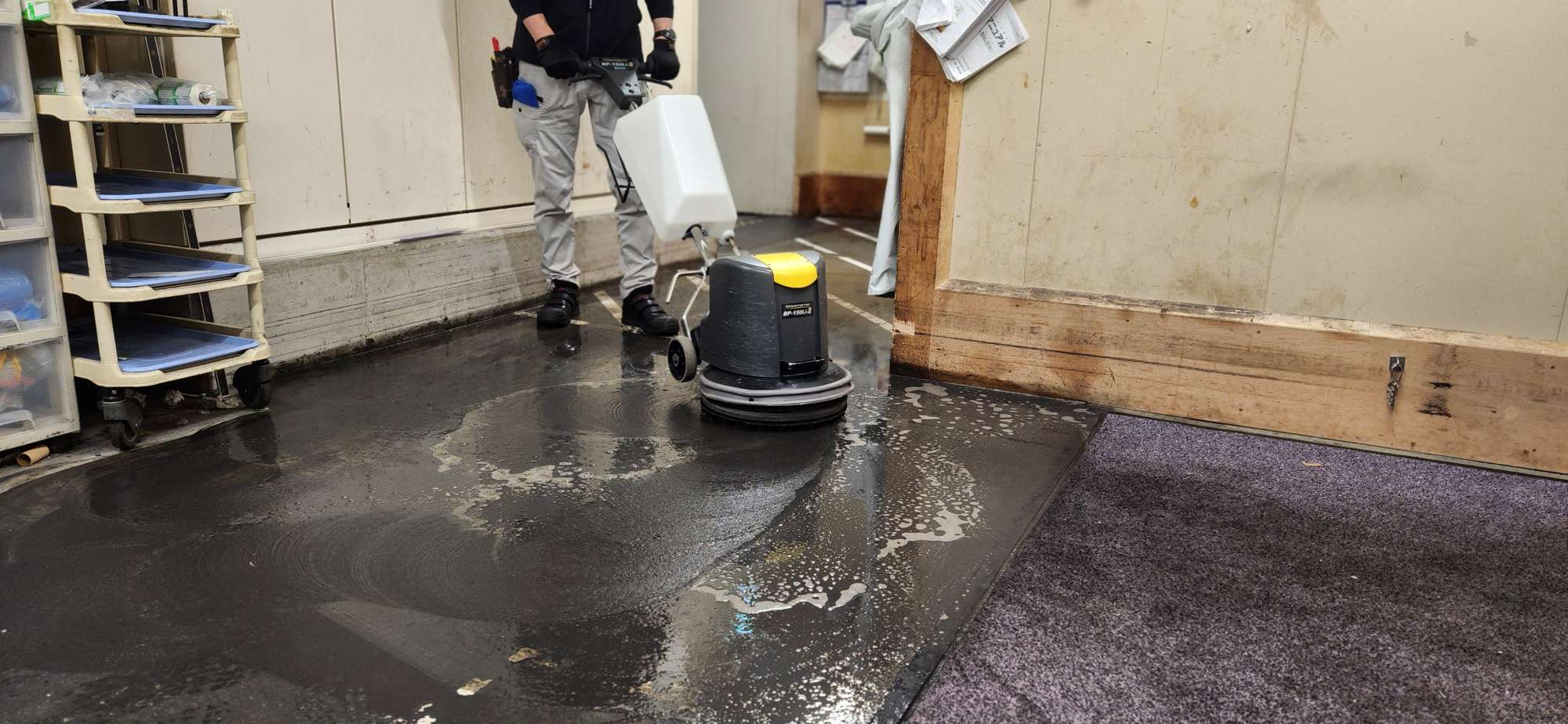 モルタル油除去洗浄/床清掃：02_施工中 / ポリッシャー洗浄