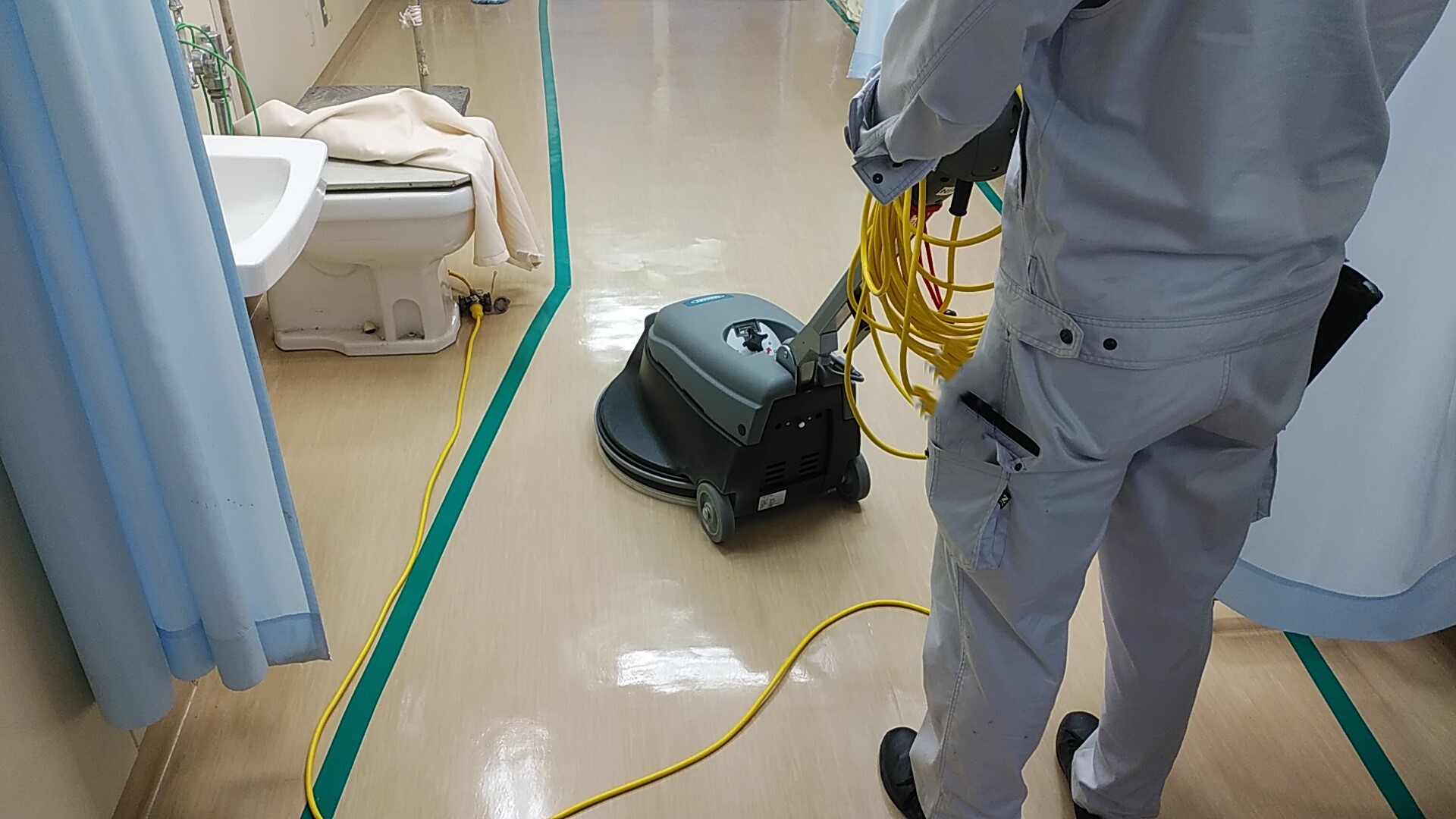 塩ビシート（ドライメンテナンス）/床清掃：02_施工中 / バフィング