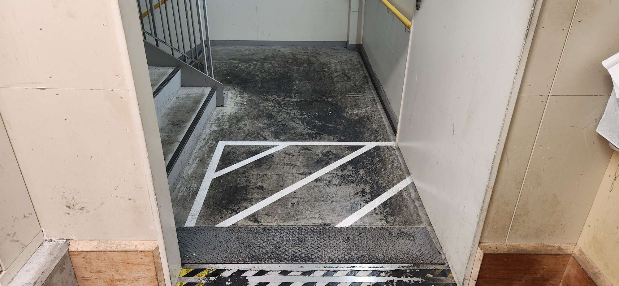 モルタル油除去洗浄/床清掃：04_施工前