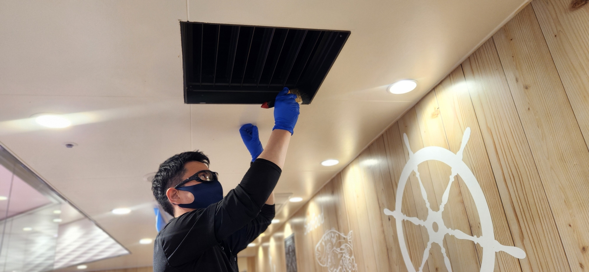 天井給排気口/空調・照明清掃：05_施工中